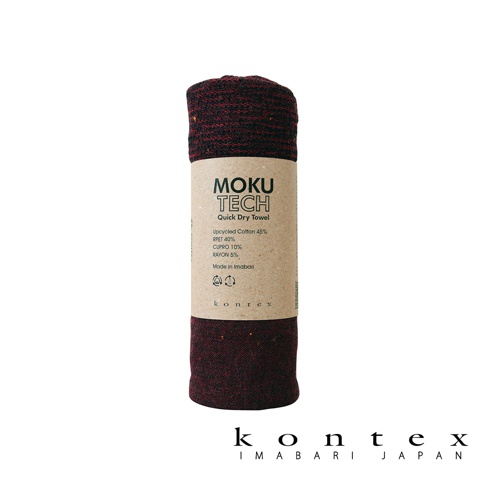MOKU TECH 超速乾毛巾，深紅色，由再生棉、RPET、CUPRO、嫘縈製成，包裝紙上印有產品資訊和品牌標誌，毛巾本身質地輕薄，有細微的雜色點綴。