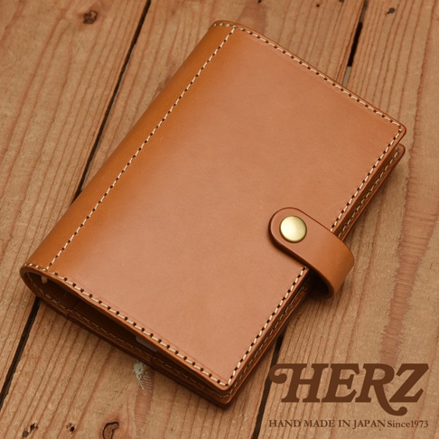 職人手作皮革手帳/記事本書套，淺棕色皮革，有縫線裝飾及金色按扣。