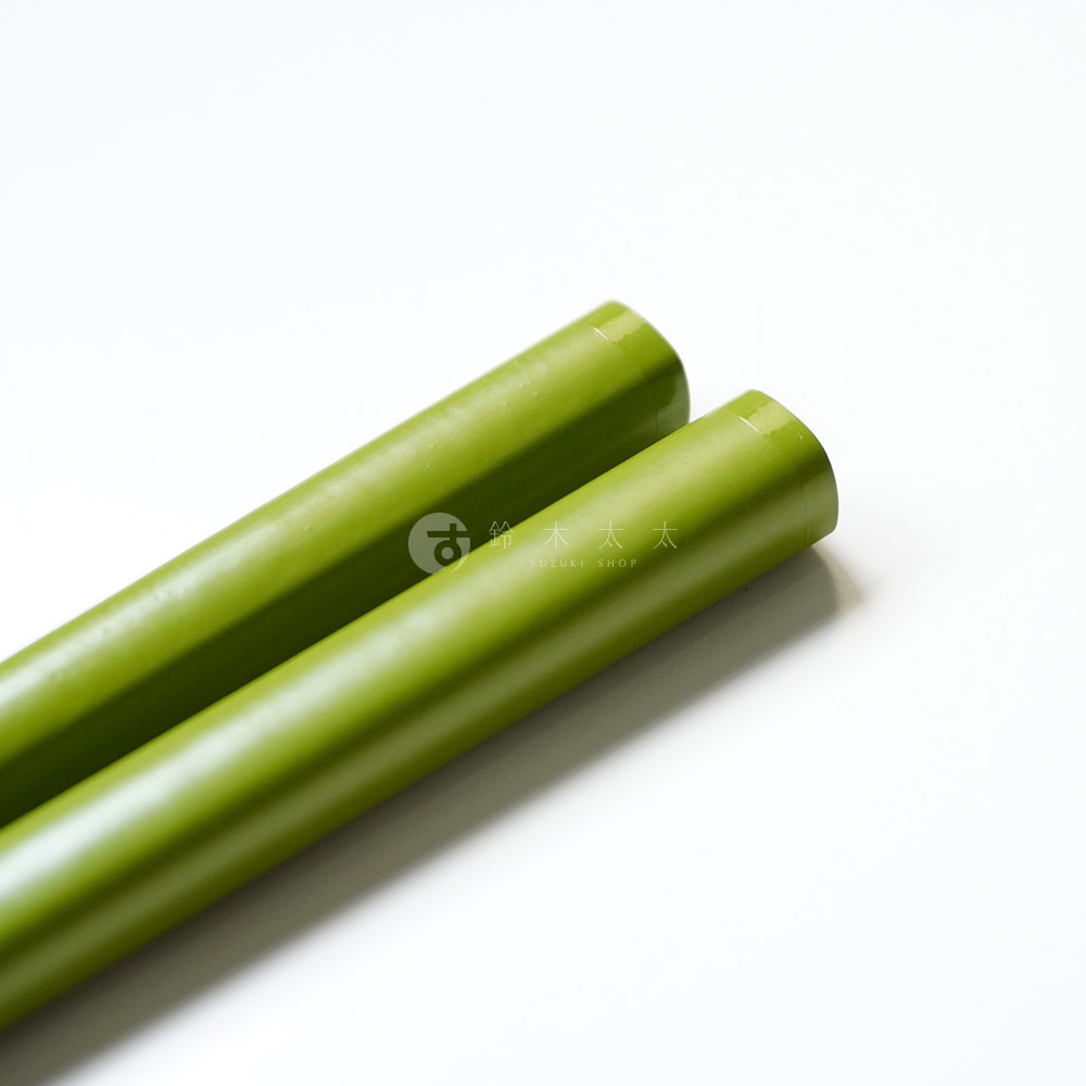 一雙綠色木筷，材質為木頭，表面光滑，頂部為圓形，長度約 23 公分。