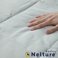 一隻手放在淺灰色、絎縫的 Nemulia 五層散熱涼感單人被上，被子材質光滑，有細緻的紋理。