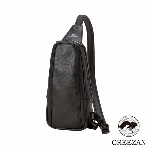 JETTER 隨身側背包 CJTE-021，黑色粒面皮革材質，造型簡約，配有可調節肩帶和拉鍊開合。