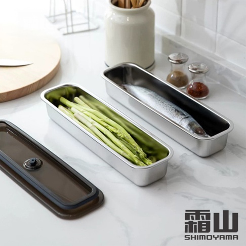 兩個304不鏽鋼長形保鮮盒，其中一個裝有綠色蘆筍，另一個裝有一條魚。右側有一個深棕色帶有黑色閥門的蓋子。