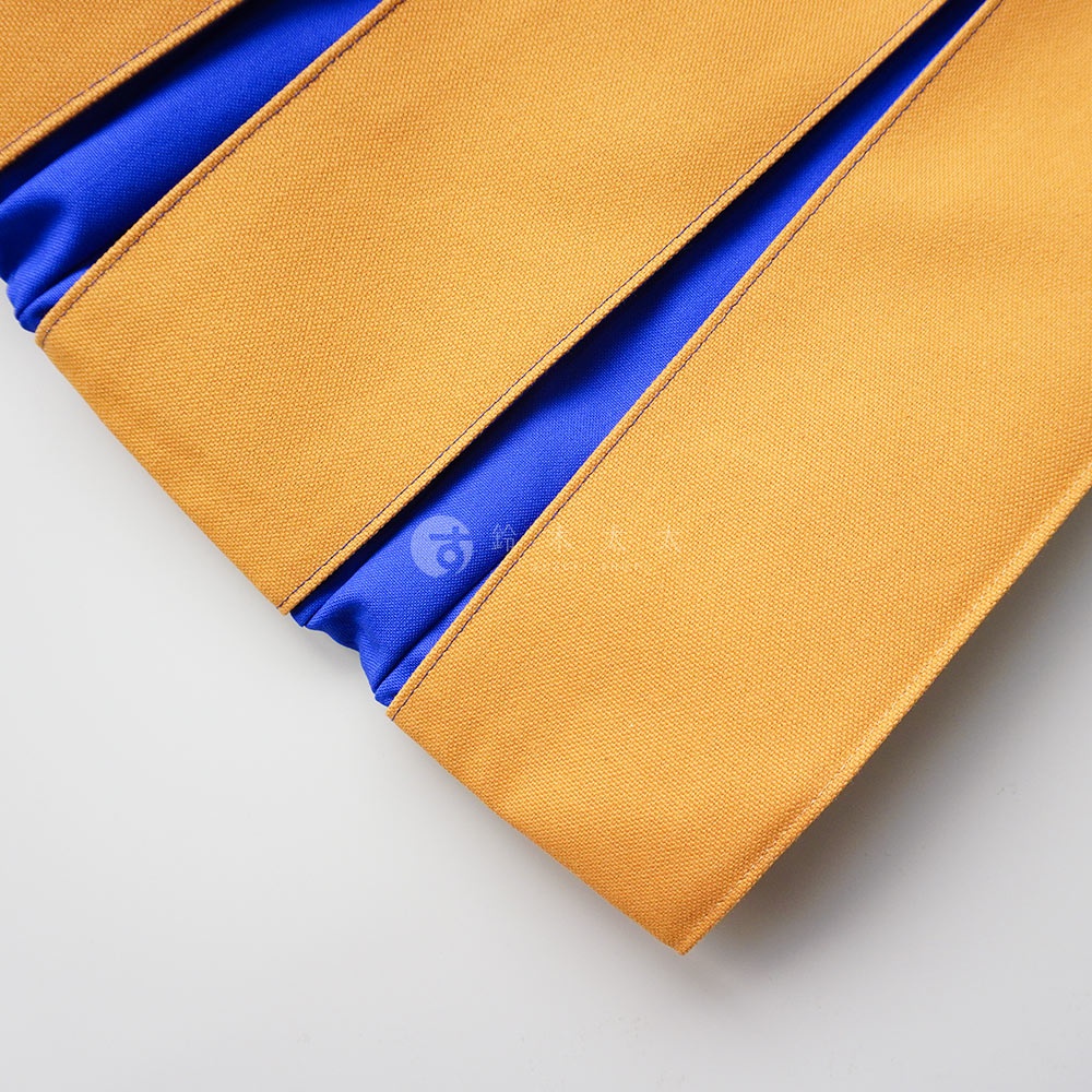 京都職人手作ougi棉帆布扇形托特包，採用芥末黃色帆布搭配鮮豔的寶藍色內襯，結構呈現扇形展開，質感厚實。