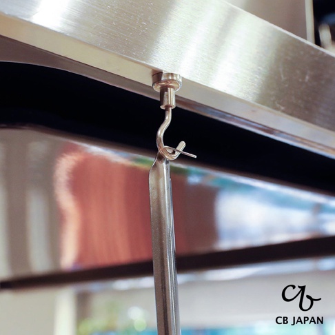 CB JAPAN 品牌標誌與其下方的不鏽鋼瀝汁匙。
