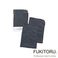 一組兩件深灰色超細纖維碗盤擦拭布，表面有細緻的條紋紋理，邊緣為黑色包邊。其中一件擦拭布獨立包裝於透明塑膠袋中，上面印有品牌名稱 FUKITORU 和產品資訊。
