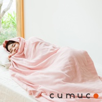 一位女子被一條粉紅色四層紗輕暖舒柔四季毯包裹著，毯子質地柔軟，蓋在身上。