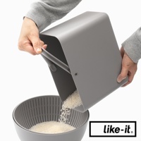 一手拿著like-it品牌的灰色收納盒，傾倒裡面的米粒到下方同品牌的灰色瀝水籃中，下方籃子已裝有部分米粒，圖片右下角有like-it品牌標誌。