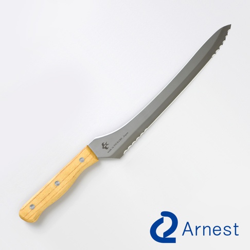 不鏽鋼麵包刀，刀刃銀色，帶有鋸齒狀邊緣，刀柄為淺木色，由兩顆鉚釘固定。刀身上印有「made in TSUKIBAME, Japan」及一個小鳥圖案。