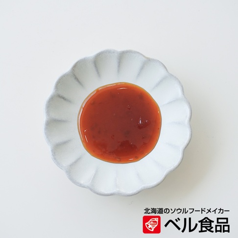 北海道北見蘋果洋蔥風味調味醬，裝在日式花瓣狀醬碟中
