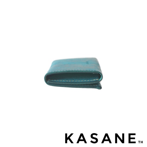 北海道KASANE黑色義大利Margot皮革卡片收納夾，從側邊拍攝，皮夾的摺疊處縫線清晰可見