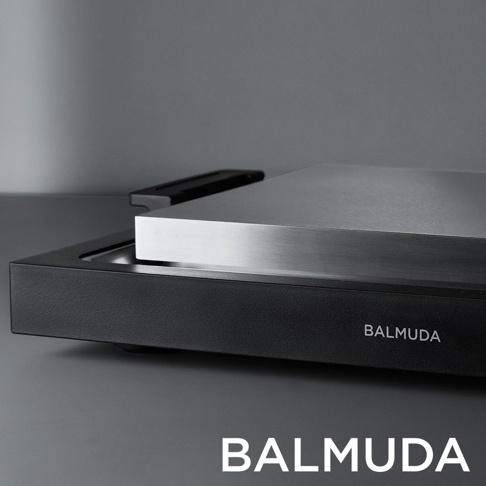 The Plate Pro 極致電烤盤 (黑色)，採用啞光黑色烤漆底座，搭配拉絲銀色烤盤，整體設計簡潔現代。