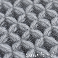 灰色鬆餅紋編織紋理的吸水材質特寫，材質厚實，紋路立體。