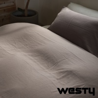 淺褐色雙人被套，雙層紗材質，表面有自然褶皺，搭配同色系枕頭，展現簡約舒適的寢室氛圍。