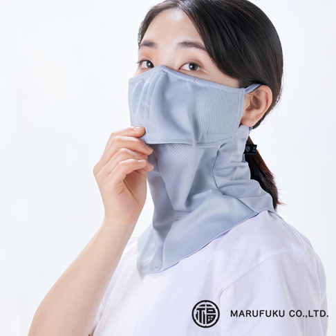 YAKENU 遮陽半臉罩，採用輕薄透氣的材質，呈現淺灰色，覆蓋臉部和頸部，有效阻擋紫外線。