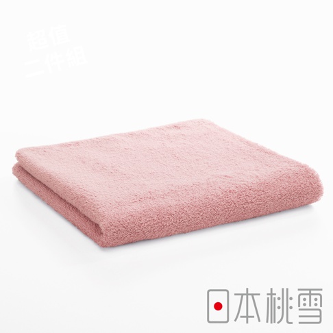 粉色飯店毛巾，材質柔軟，表面有細緻絨毛，毛巾對折後呈長方形，背景為白色。