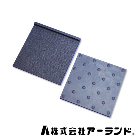 兩塊深藍色方形沙發防滑防刮墊，一塊表面有紋理，另一塊佈滿突起的圓點。