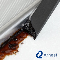 黑色刮刀正在清除帶有黏稠深棕色污垢的銀色金屬邊緣，刮刀邊緣帶有細緻的紋理，背景為白色。