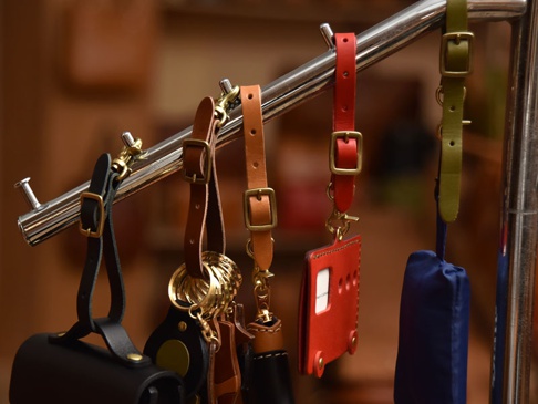 このひっかけストラップはどちら向きでも使えます。金具をひっかけるか、ストラップをひっかけるかはお好みで。