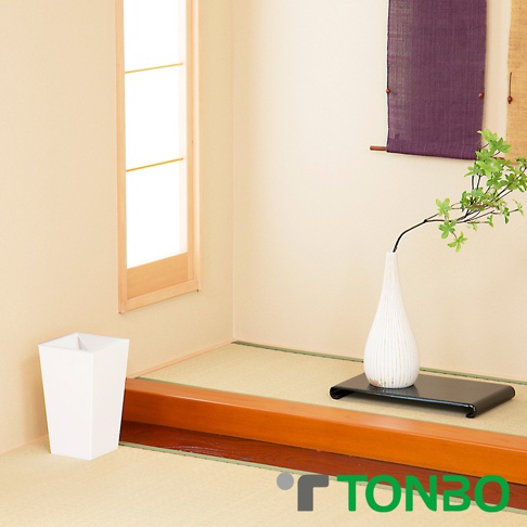 白色方形半開垃圾桶，材質為塑膠，容量5.5L，座落於日式榻榻米房間角落，旁邊有盆栽和掛飾。