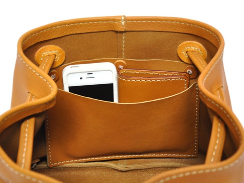 よく使うスマートフォンやパスケースを入れるのに便利。写真はi-phone4sと免許証ケース(KC-43)を入れています。