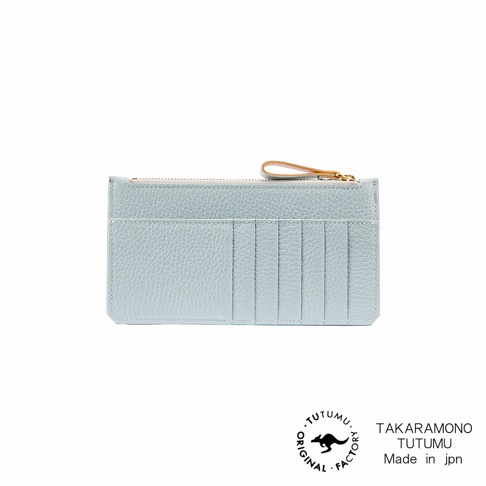 淡藍色荔枝紋皮革長夾，頂部有拉鍊，正面有六個卡槽，吊牌為淺棕色，下方有 TUTUMU ORIGINAL FACTORY 的標誌和 TAKARAMONO TUTUMU Made in jpn 字樣