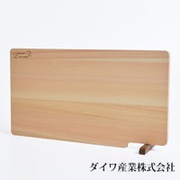 日本製超薄檜木砧板，淺木紋，表面有「CASUAL KITCHEN」品牌標誌，底部有木製支架。