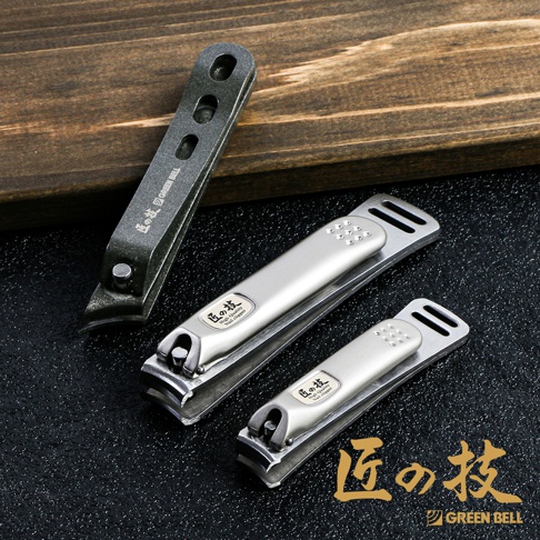 不鏽鋼曲刃指甲剪，有銀色和深灰色兩種款式，皆為不鏽鋼材質，帶有品牌標誌「匠の技」和「GREEN BELL」。