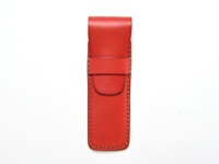 紅色皮革鋼筆收納筆套，有縫線裝飾，帶有翻蓋和皮帶扣。