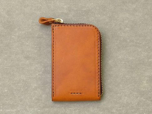 職人手作皮革Organ全包式拉鍊卡片鑰匙包，採用棕色皮革製成，配有金色拉鍊及皮革拉環，縫線精緻。