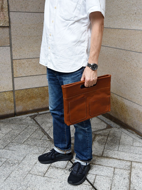 職人手作皮革橫式收納袋中袋，棕色皮革，附有兩個外部口袋和提把。