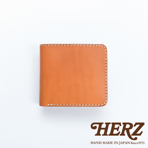 職人手作皮革二折橫式小短夾，呈現自然棕色皮革紋理，車縫線清晰，設計簡潔。