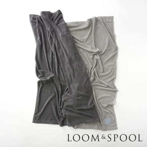 兩件GRAU立體直紋純棉單人毯，分別為深灰色與淺灰色，材質為微厚純棉，呈現柔軟垂墜感。