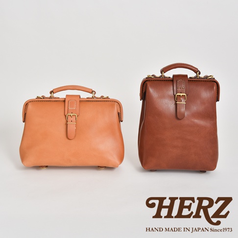 職人手作皮革迷你軟皮杜勒斯包，左側為淺棕色，右側為深棕色，皆為牛皮材質，帶有束帶與金屬釦設計。