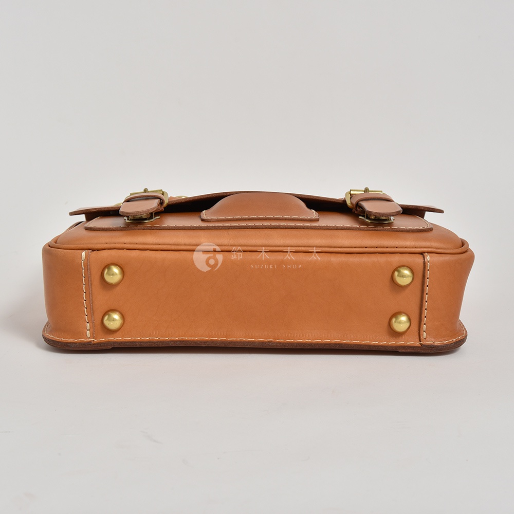 職人手作皮革傳統歐風三用學生包 BC-75，棕色皮革，具備經典金屬扣環與鉚釘裝飾，整體設計簡約且質感良好。