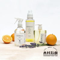 SOMALI 泡沫式馬桶清潔劑 300ml，透明瓶身搭配白色噴頭，瓶身標籤為白色，印有品牌名稱及產品資訊。旁邊擺放著一瓶黃色液體的洗衣精，以及一瓶透明液體的洗手液，另有半顆橘子、一顆完整橘子及一小束薰衣草裝飾。