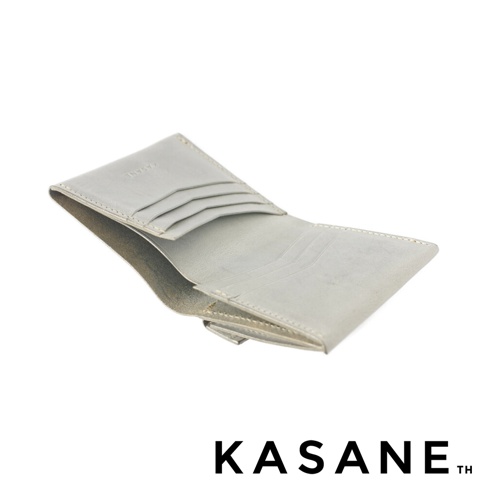 淺灰色 KASANE 義大利皮革雙折短夾，內部有多個卡槽，整體採極簡設計