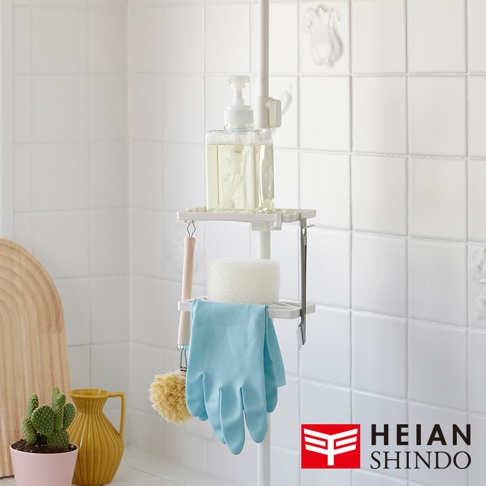 白色直撐款 tatecco 迷你掛勾，附有清潔用品，包括洗手乳、藍色手套、海綿和刷子。