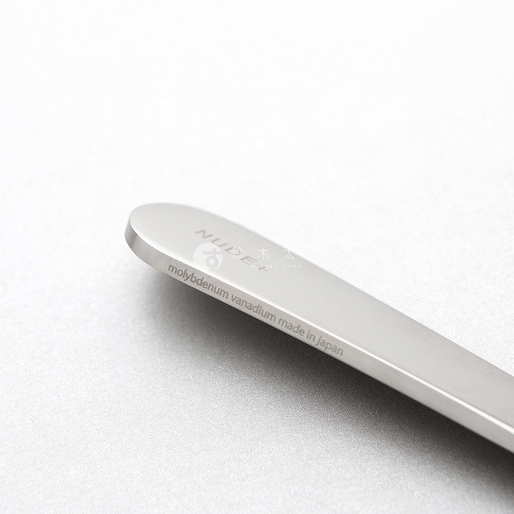 志津匠 Nude+ 削皮刀，刀身上刻有「molybdenum vanadium made in Japan」字樣