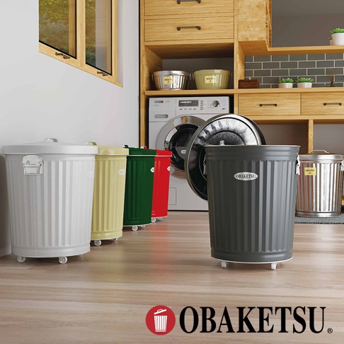 OBASKETSU 附輪垃圾桶，有白色、黃色、綠色、紅色、灰色及銀色，背景為洗衣機與木質櫥櫃