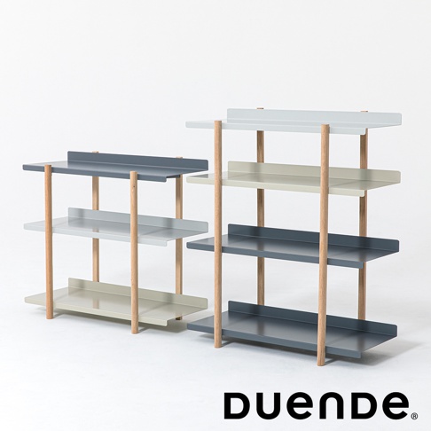 MARGE SHELF 4 四層置物收納架，由木質支柱支撐著深灰、淺灰、淺綠及深灰四層金屬層板，設計簡潔現代。