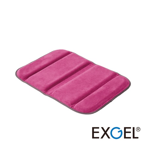 Mobile M 行動折疊坐墊，粉紅色，表面有密集小孔，四條縱向縫線，邊緣為灰色滾邊。