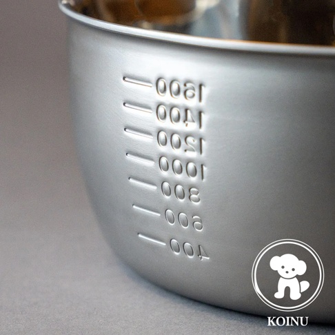 三層不鏽鋼雪平鍋，鍋身側面有刻印的容量刻度，從 200ml 到 1800ml。鍋身為銀灰色。