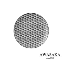 KOMON 和風淺湯盤，盤面飾以黑白相間的經典波浪紋，材質為陶瓷。