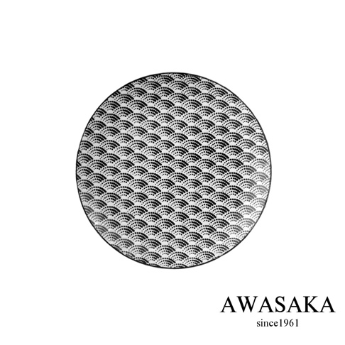 KOMON 和風淺湯盤，盤面飾以黑白相間的經典波浪紋，材質為陶瓷。