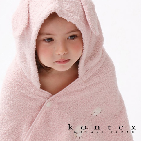 粉色純棉連帽浴巾，帶有可愛的垂耳造型，質感柔軟，適合幼童。