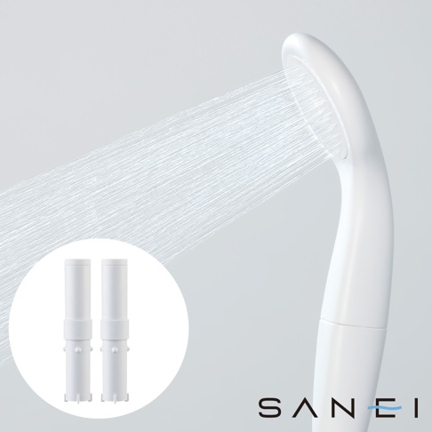 白色蓮蓬頭正噴出細緻水柱，左側圓形區域展示兩個白色圓柱形濾芯，上面有細小突起。