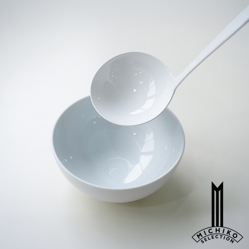 白色湯勺懸空於白色碗上方，碗內有反光，下方有 MICHIKO SELECTION 的商標