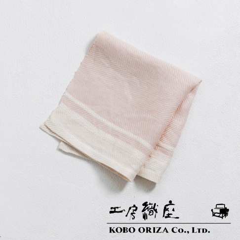 一塊粉色純亞麻斜紋萬用廚房拭巾，帶有白色與淺粉色條紋裝飾，質地柔軟。