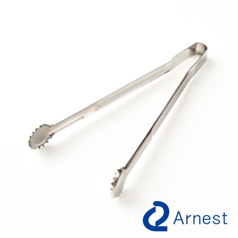 一雙銀色不鏽鋼萬用料理夾，夾頭帶有鋸齒紋路，方便夾取食物，背景為白色。