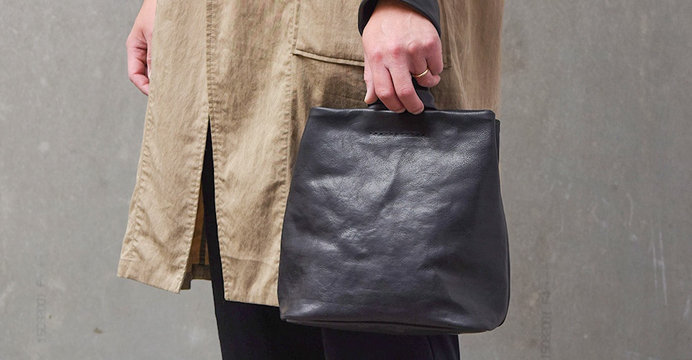 職人手作皮革Organ單柄手提包 G-87，黑色柔軟皮革材質，簡約方形設計，單一頂部提把，適合日常攜帶。